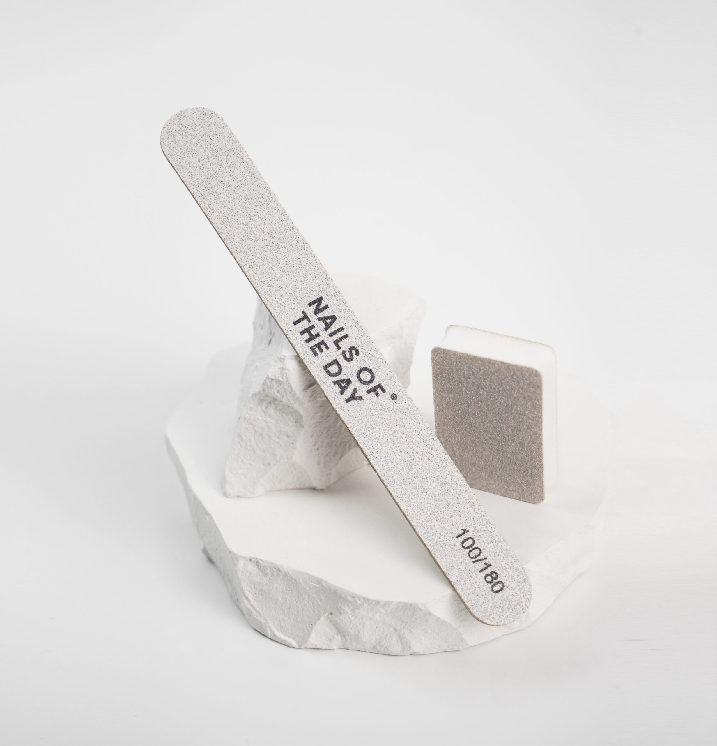 NAILSOFTHEDAY одноразовий індивідуальний набір: брендована пилочка 100/180 і баф 150/180